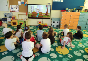 Dzieci oglądają film edukacyjny o Dniu Kobiet