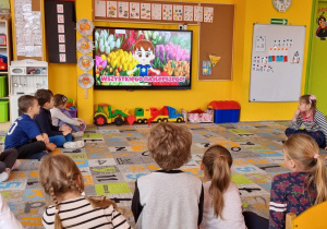 dzieci oglądają filmik edukacyjny