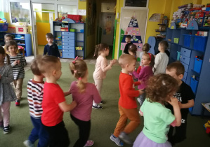 Dzieci poruszają się rytmicznie po sali do piosenki "Pajacyk"