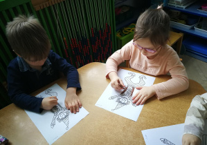 Mateusz i Oliwia rysują kredką pastelową dwie pionowe linie do piosenki "Pajacyk"
