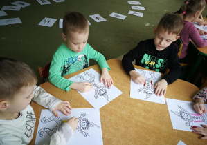 Antek, Kuba i Leon rysują kredką pastelową dwie pionowe linie do piosenki "Pajacyk"