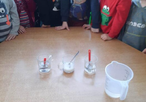 Dzieci przyglądają się efektom eksperymentów z wodą