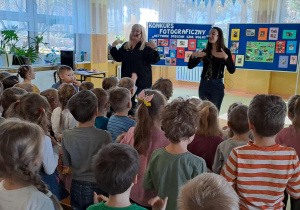 Przedszkolaki śpiewają piosekę "Hymn zdrowych dzieciaków"