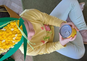 Hania ogląda puszkę z konserwową kukurydzą