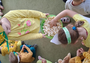 Hania częstuje Marysię popcornem