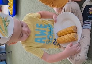 Tymon ogląda kolby kukurydzy