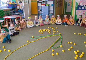 Dzieci wśród żółtych piłeczek-ziaren kukurydzy