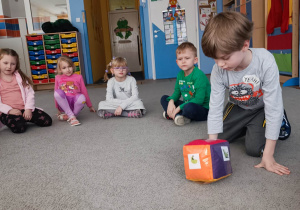 Żabki grają kostką edukacyjną