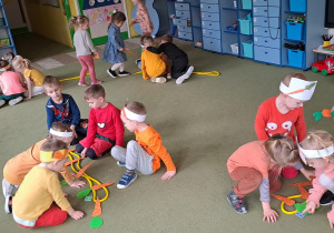 Dzieci odliczają zgodną z kształtami Numicon liczbę sylwet marchewek