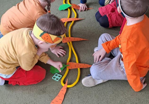 Dzieci układają sylwety marchewek zgodnie z kształtem Numicon