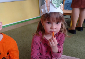Michalina częstuje się marchewką