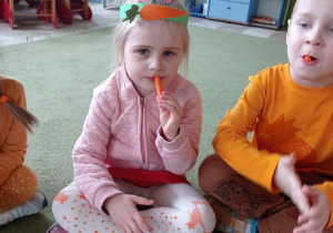 Nadia częstuje się marchewką