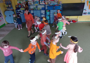 Dzieci bawią się do piosenki pt. "Urodziny marchewki"