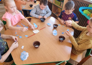 Dzieci samodzielnie pracują przy stoliku