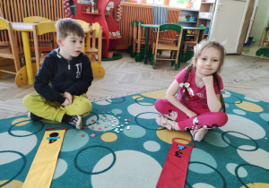 Wojtek i Sofia podczas zabaw matematycznych z Wiatrakiem