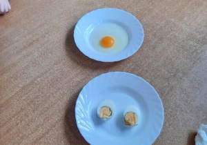 Jajka na talerzach - ugotowane i surowe
