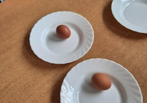 Które jajko jest surowe, a które ugotowane?