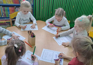 Dzieci kolorują obrazki do piosenki "Zaczarowany ołówek"