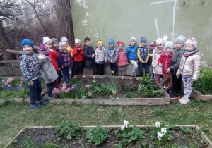 Nasz ogródek kwiatowo-warzywny - zdjęcie grupowe