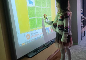 Eva gra na tablicy interaktywnej