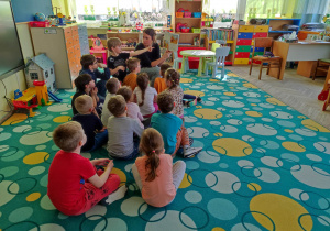 Dzieci słuchają opowieści o Parauszku i rozmawiają na temat zachowań bohaterów