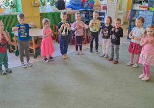 Dzieci ilustrują piosenkę "Jestem małym przedszkolakiem"