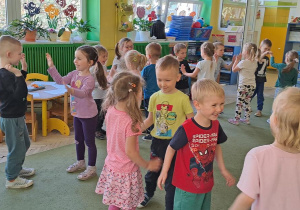 Dzieci klaszczą w dłonie w rytmie piosenki "Droga"