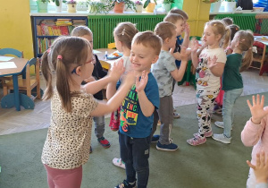 Dzieci wyklaskują rytm piosenki "Droga" w zabawie "Idziemy parami"