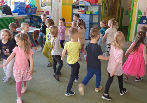 Dzieci poruszają się po sali w rytmie piosenki "Droga"