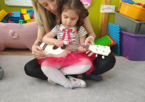 Daniela gra na ukulele