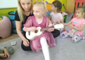 Evelina uczy się grać na ukulele