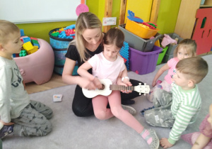 Nikola gra na ukulele