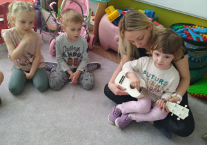 Kira uczy się gry na ukulele