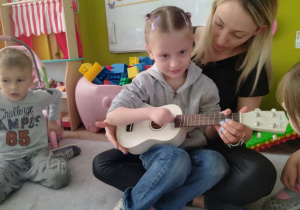 Ania gra na ukulele