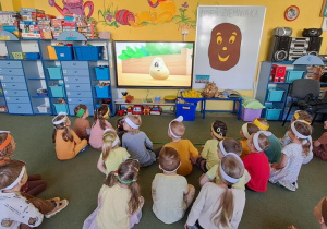 Dzieci oglądają filmik edukacyjny o ziemniaku