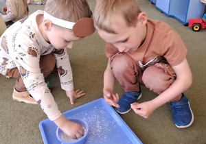 Antek i Janek badają właściwości mąki ziemniaczanej