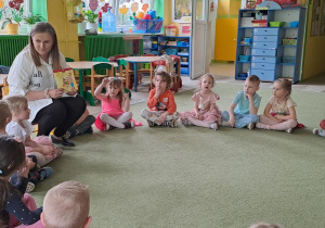 Mama Oliwki S. prezentuje dzieciom książkę