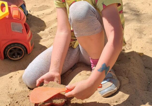 Misia robi babkę z piasku