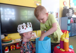 Leoś częstuje się urodzinowymi słodkościami Lenki