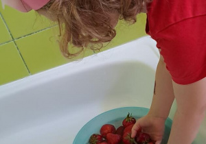 Laura myje truskawki