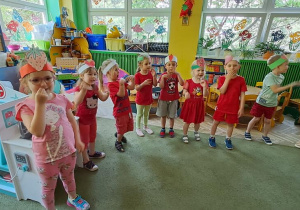 Dzieci ilustrują piosenkę "Truskaweczki mniam, mniam, mniam"