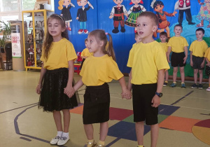 Yeva, Solomiia i Artem recytują wiersz Dzieci tańczą Zorbę