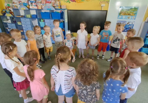 Dzieci śpiewają Gabrysi "Sto lat"