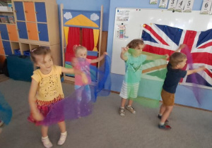 Dzieci tańczą z chustami