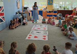 Alicja pokazuje dzieciom karty