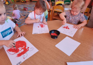 Ania, Kinga i Oliwka malują swoje biedronki