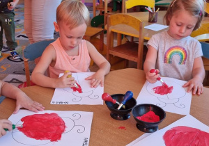 Amelka, Ignaś, Kalinka malują swoje biedronki