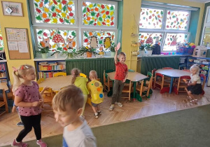 Puchatki szukają ukrytych w sali przedszkolnej kropek origami