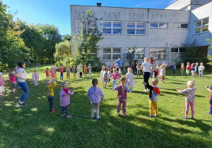 Dzień Przedszkolaka - Puchatki tańczą w ogrodzie