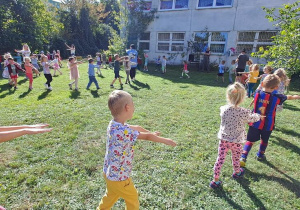 Dzień Przedszkolaka - Puchatki tańczą do piosenek, poruszając się w kole